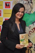  at Meghna Pant_s One and Half Wife book reading at crossword, Juhu, Mumbai on 1st June 20112 (20).JPG